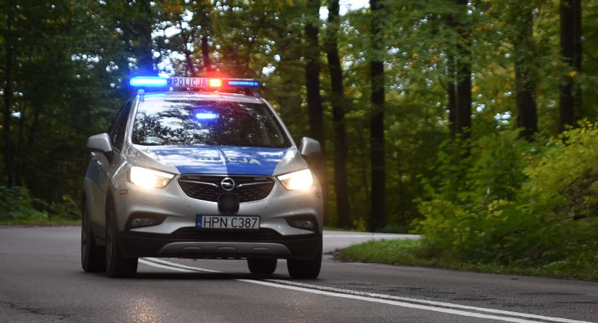Jazda z nadmierną prędkością i pod wpływem alkoholu skończyła się na drzewie