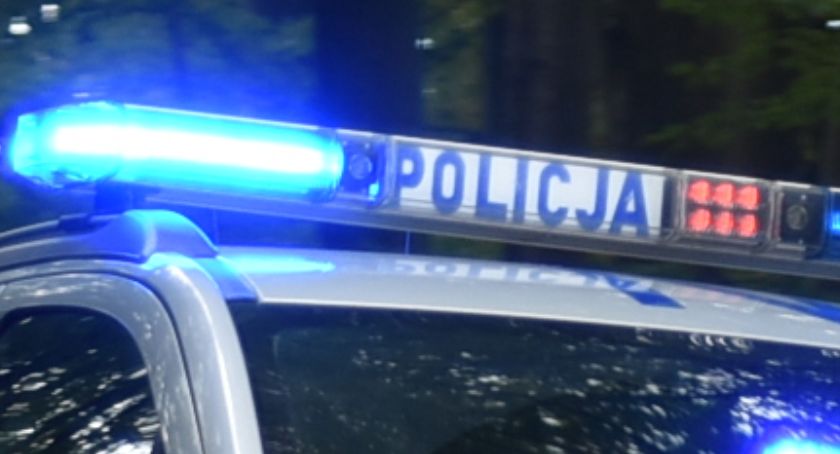 BMW uderzyło w drzewo. 20-letni kierowca pod wpływem narkotyków?