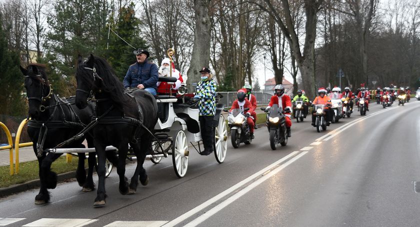 Święty Mikołaj pojawił się na ulicach Kartuz z mikołajową drużyną na motorach