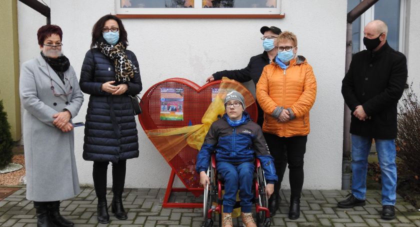 Przy szkole w Lisich Jamach stanęło serce na nakrętki dla 12-letniego Kuby