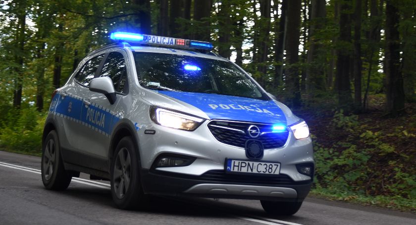 Fałszywe tablice, brak OC w mercedesie i cofnięte uprawnienia - 40-latek wpadł przy kolizji