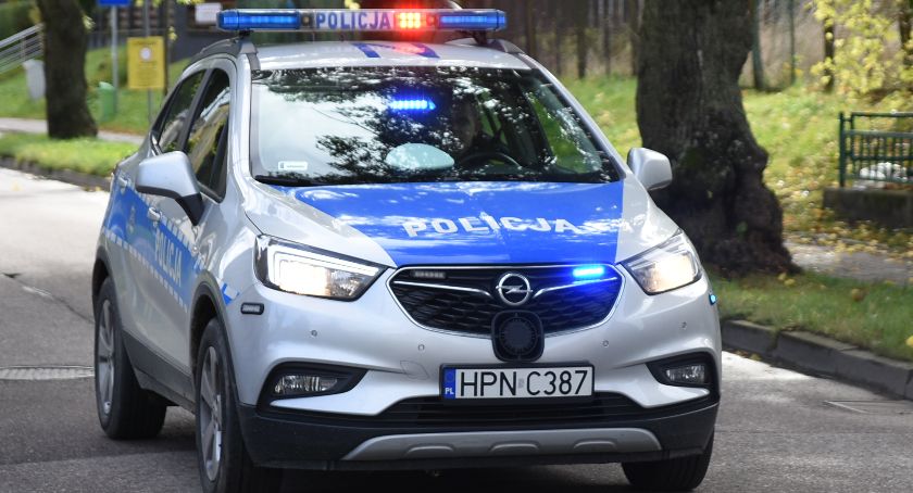 Gołubie. Wypadł z drogi i uderzył w skarpę - miał dwa promile
