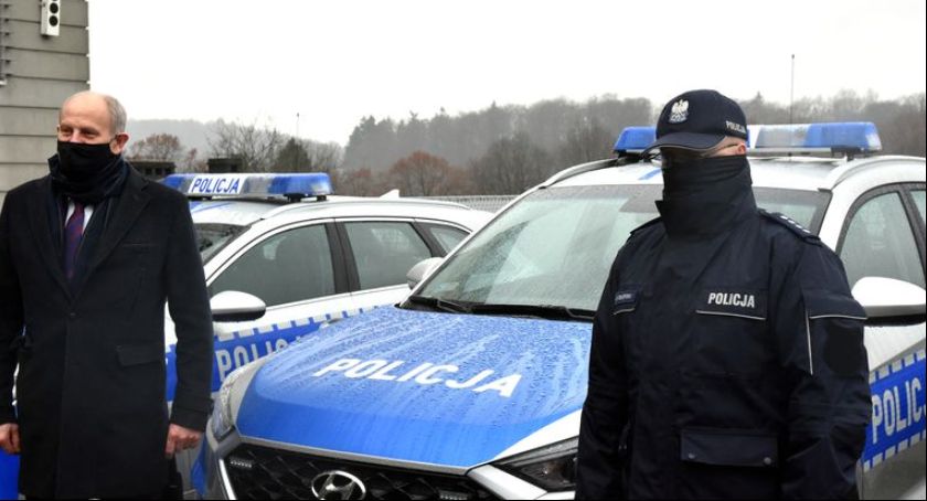 Świąteczny prezent dla kartuskich policjantów - trzy nowe radiowozy