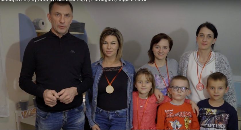 W ramach świątecznego prezentu odmienili życie dwójki dzieci i ich mamy