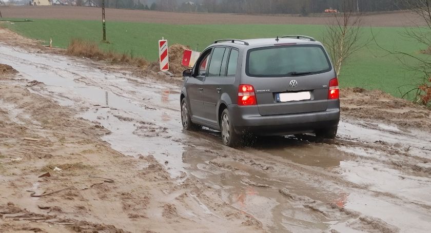 Somonino. Błoto po kostki i dziury - codzieność mieszkańców odnogi ul. Kasztelańskiej 