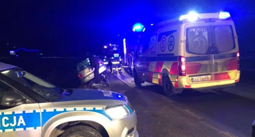 Kolizja z udziałem policjanta. Był tak pijany, że wypadł z pojazdu