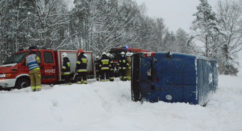 Szymbark-Gołubie. Bus z pasażerami wypadł z drogi