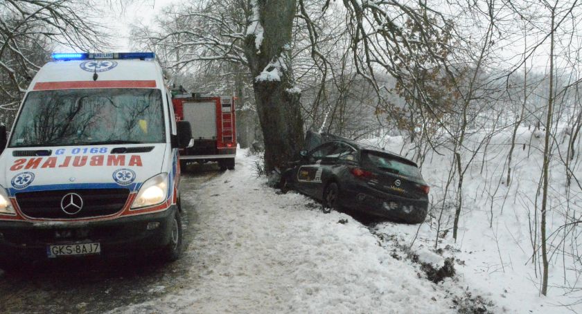 Borucino. Opel uderzył w drzewo 
