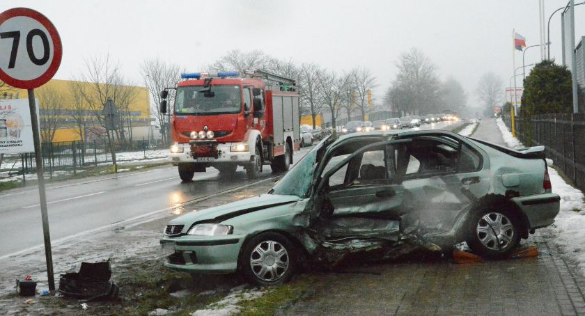 Tuchom. Czołowo-boczne zderzenie dwóch pojazdów - trzy osoby poszkodowane