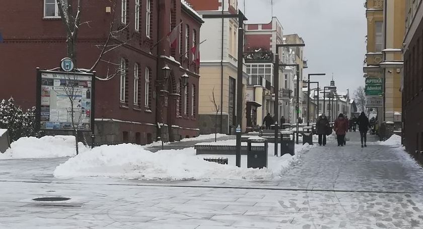 Kartuzy. Na deptaku jak na lodowisku? Mieszkańcy narzekają, burmistrz odpowiada