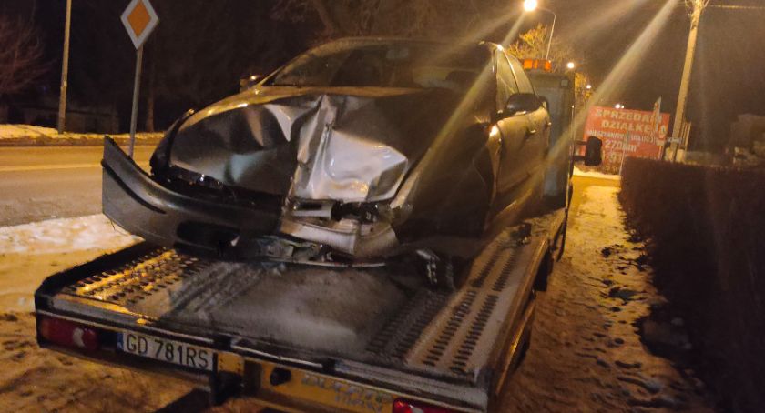 Borkowo. Wpadł w poślizg, uderzył w wiadukt