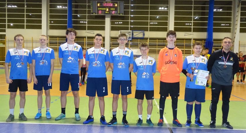 Piłkarze Amatora Kiełpino rocznika 2006 na trzecim miejscu podium turnieju Kiełpino CUP