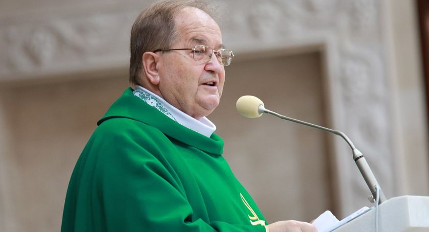 O. Rydzyk broni hodowcę norek. 