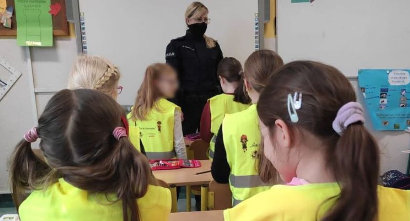 Policjanci odwiedzili pierwszoklasistów z kartuskiej Jedynki - opowiadali o bezpieczeństwie zimą