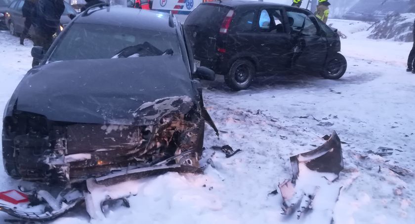 Czołówka na trasie Kiełpino-Somonino. Pięć osób poszkodowanych
