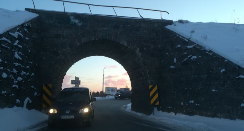 Sierakowice. TIRy utykają pod wiaduktem. Gmina chce rozwiązać problem