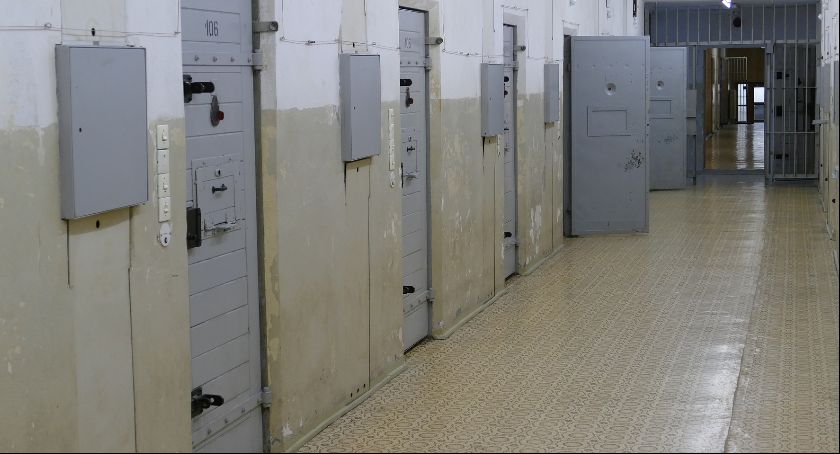 Dwukrotnie zabarykadował się przed policją. Nie pomogło - spędzi rok w więzieniu