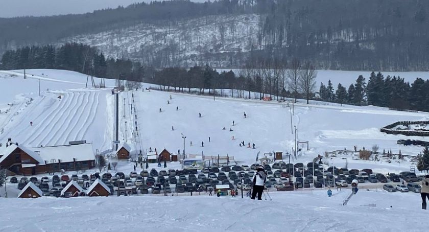 Ludzie tłumnie ruszyli na stoki – w Koszałkowie pełen parking