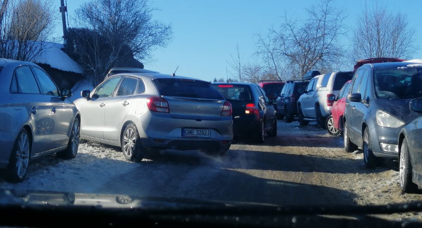 Pełne stoki i samochody zaparkowane gdzie popadnie