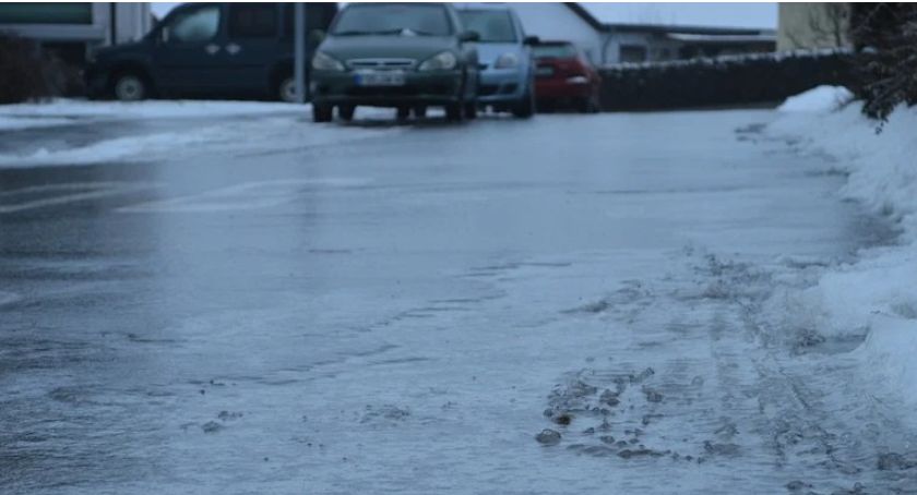 Uwaga kierowcy! Deszcz zamieni się w lód - na drogach będzie niebezpiecznie 