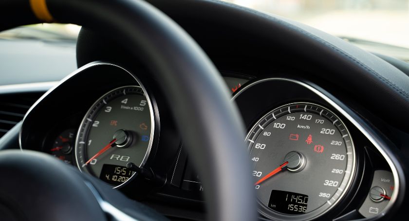Ponad 100km/h w obszarze zabudowanym -  przypłacili to utratą prawa jazdy