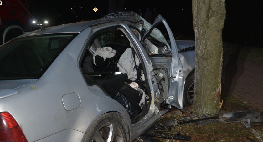 Kartuzy. VW Bora rozbił się na drzewie