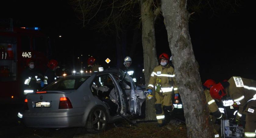 VW Bora owinął się wokół drzewa. Kierowca był pijany