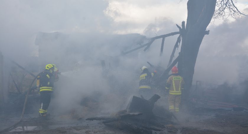 Chwaszczyno. Spłonął kompleks budynków - mężczyzna poparzony, kobieta zasłabła