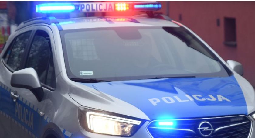 36-latek wyprzedził radiowóz. Zamiast zatrzymać się, zaczął uciekać, popełniając szereg wykroczeń
