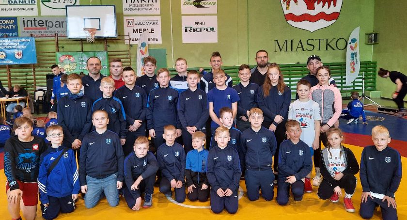Zapaśnicy Cartusii z Pucharem Burmistrza Miastka w Mistrzostwach Wybrzeża Młodzików oraz Mini Zapasach