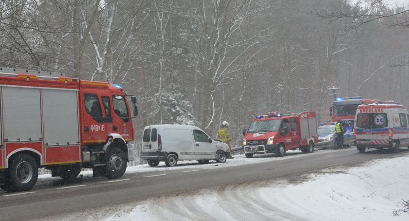 Kolizja na K20 - trudne warunki na drogach