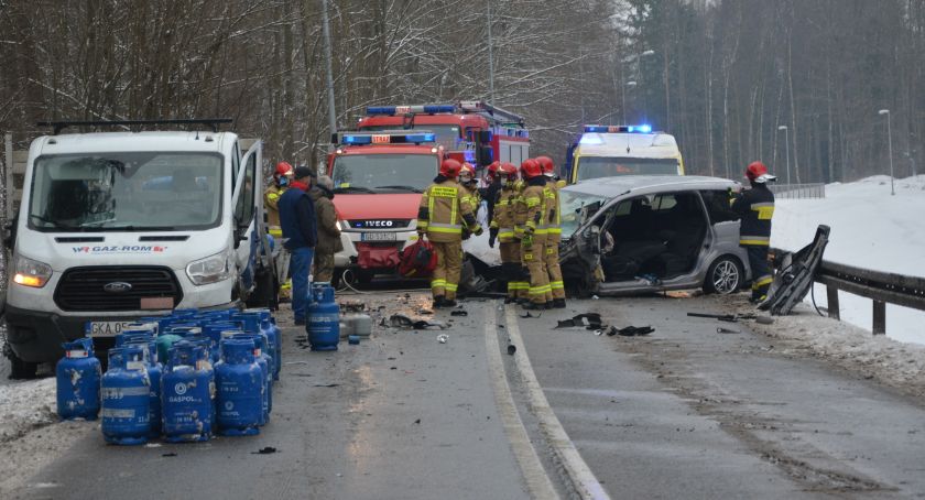 Grzybno. Wypadek z udziałem trzech pojazdów - jeden z kierowców zakleszczony