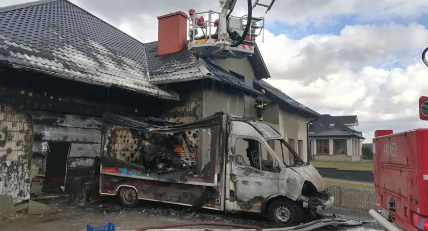 Gowidlino. Od płonącego samochodu zapalił się budynek 