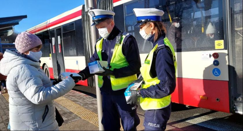 Policjanci kontrolują przestrzeganie obostrzeń i rozdają darmowe maseczki