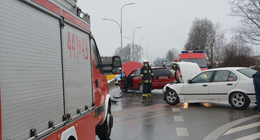 Mojusz. Zderzenie volvo z BMW na skrzyżowaniu