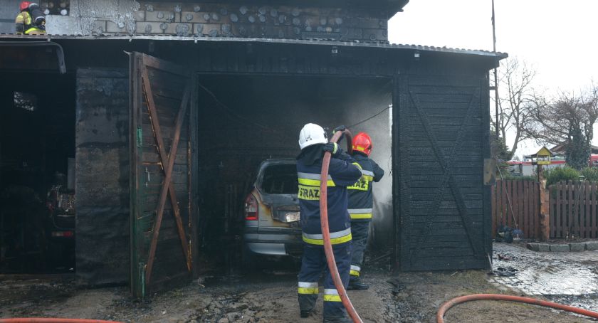Skrzeszewo. Spłonął garaż i dwa samochody