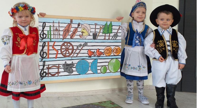 Lalka Pyza odwiedziła dzieci w Chmielnie i w Maksie