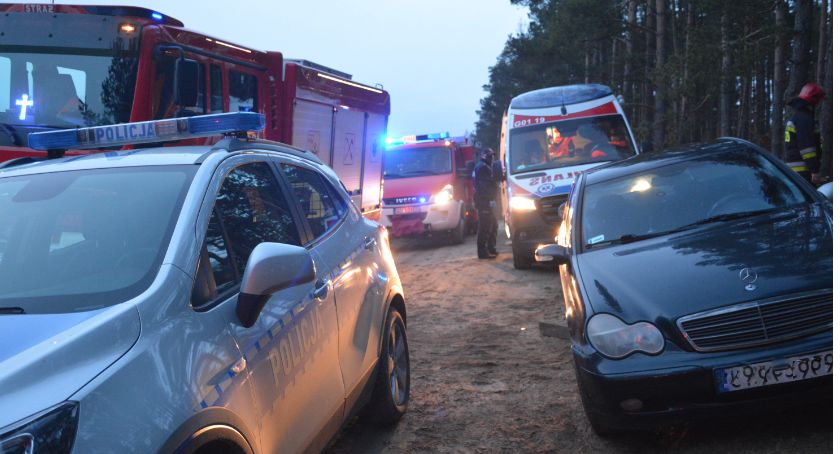 Szymbark. Mężczyzna uwięziony w mercedesie w lesie