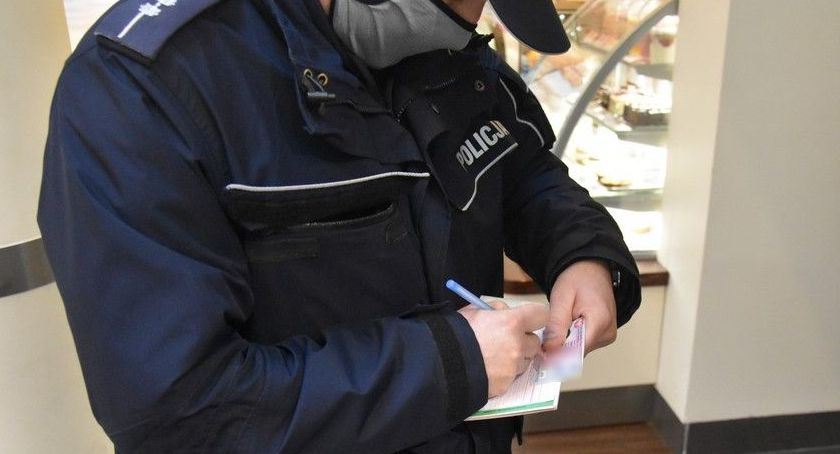 Policjanci wystawili kolejnych 198 mandatów za brak maseczek