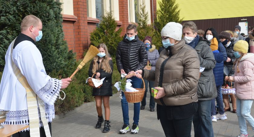 Wielka Sobota. Trwa święcenie pokarmów