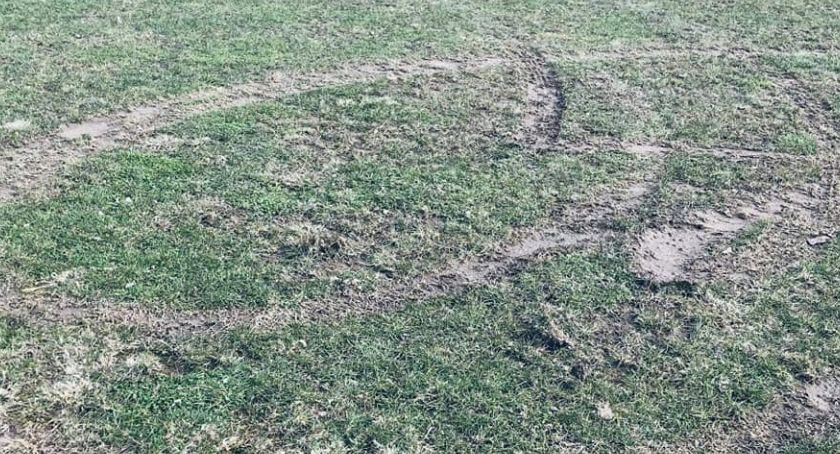 Ktoś zniszczył murawę na boisku w Mirachowie. Jest nagroda za pomoc w ustaleniu sprawcy