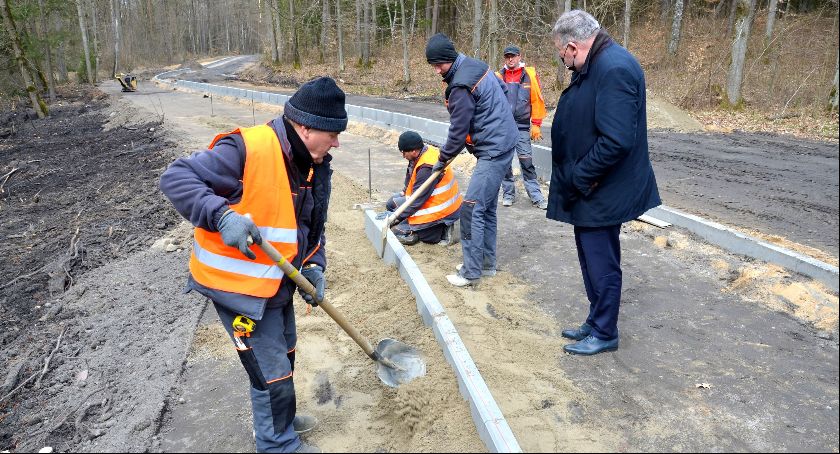 Postępują prace przy przebudowie ul. Starowiejskiej w Kiełpinie