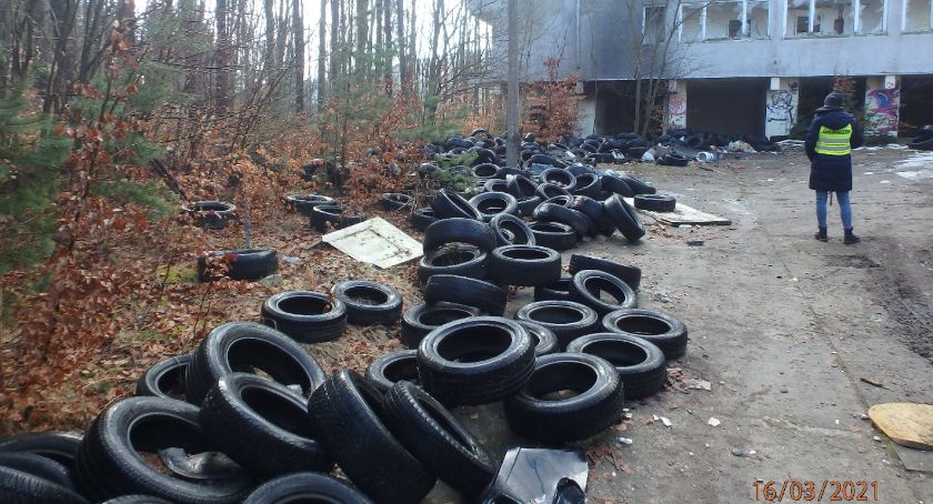 Stos zużytych opon i odpadów budowlanych w Wieżycy- sprawą zajmuje się WIOŚ