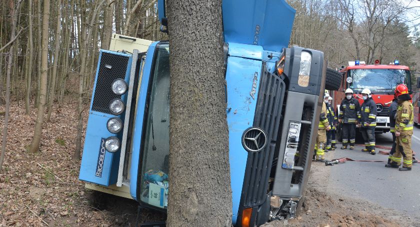 Kczewo. Uderzył ciężarówką w drzewo - był pijany