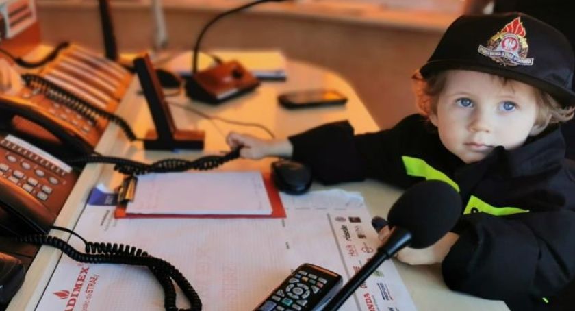 Za biurkiem szefa kartuskich strażaków zasiadł komendant-junior Wojtek 