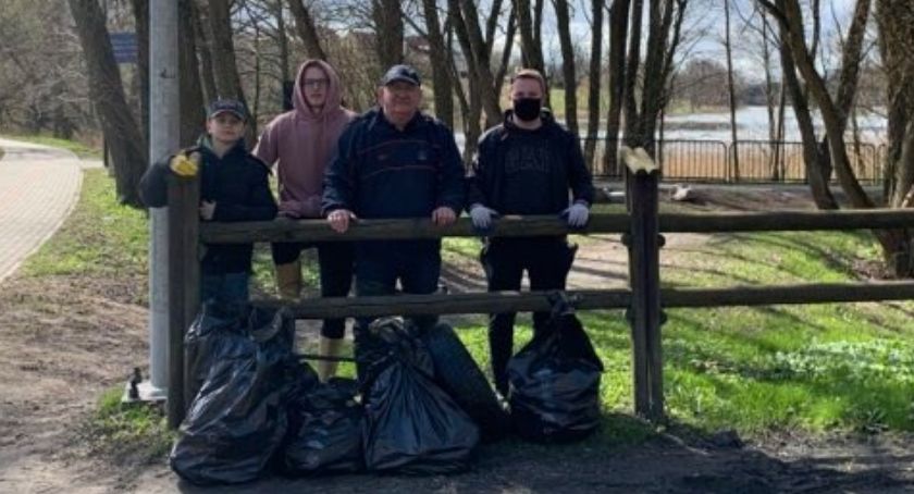 Dwaj kartuscy radni z zawodnikami Cartusii uprzątnęli teren wokół jeziora Klasztornego Małego 