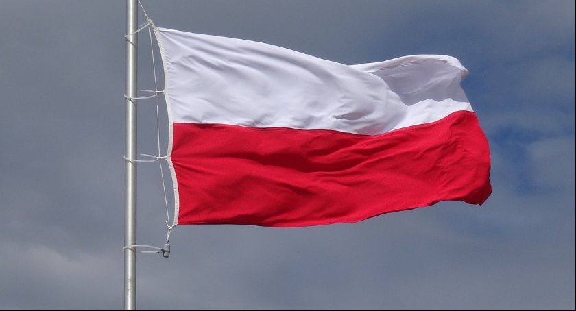 W niedzielę święto flagi - wyeksponuj barwy narodowe