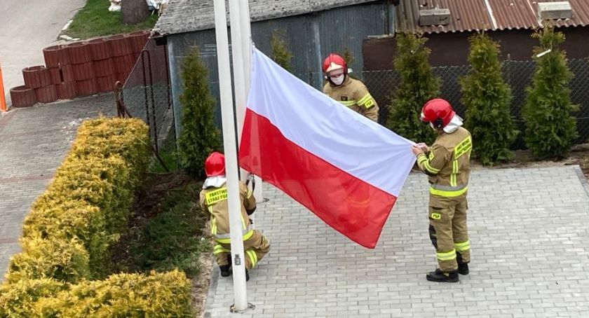 Strażacy uczcili Dzień Flagi 
