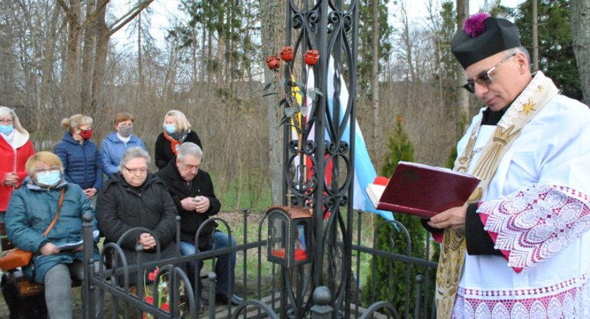 Borcz. Zorganizowali zbiórkę i odnowili krzyż. W sobotę odbyło się jego poświęcenie