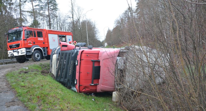 Wieżyca. Scania wypadła z drogi na K20
